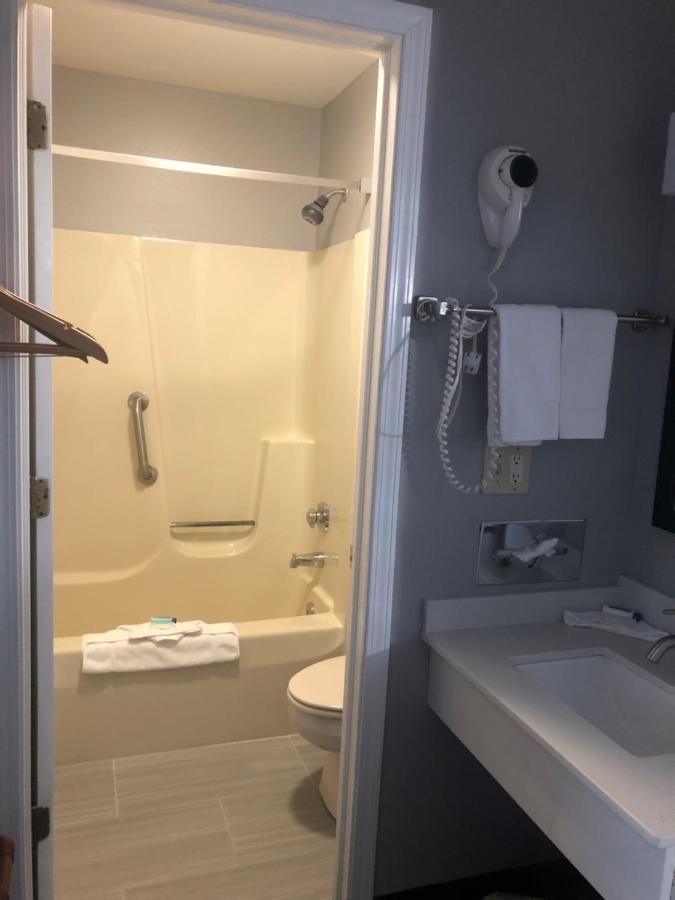 Adams Inn And Suites 外观 照片